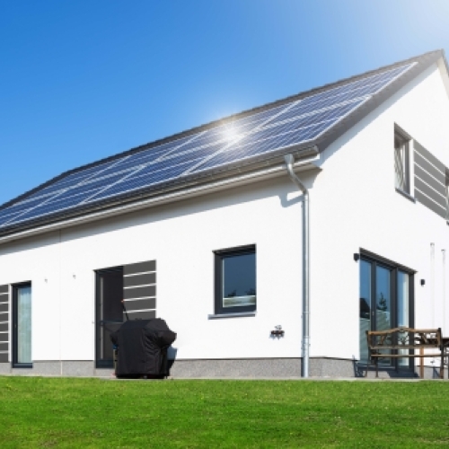 Moderne villa med solceller på taget