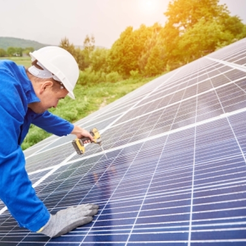 Stort hus med solcelleanlæg på taget