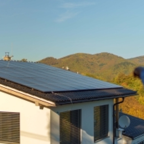Bolig med solceller installeret på taget