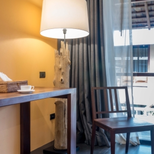 Installation af solceller på tag af moderne bolig